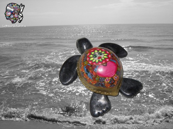 Tortue marine à carapace millefiori femme coeur et fleurs