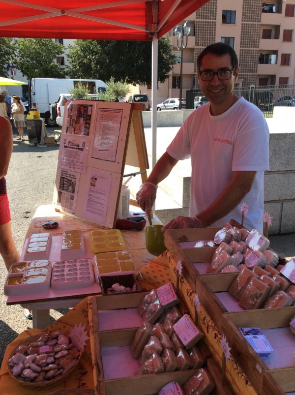 Marché des producteurs de Ghisonaccia, stand Sapone Nustrale avec démonstration