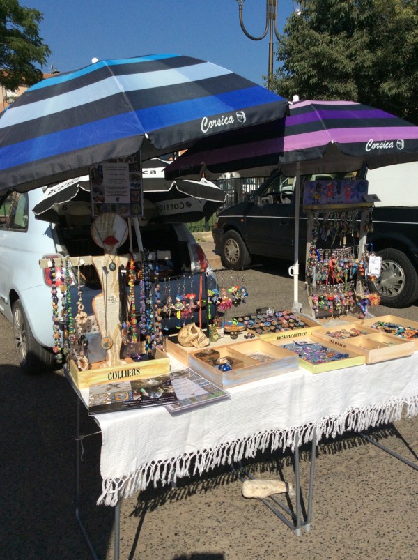 Marché des producteurs de Ghisonaccia, stand de la méduse du Fium'Orbu, vide forcément je prends la photo!