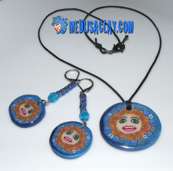 Ensemble Médaille tranche de millefiori bleu à visage et boucles assorties.