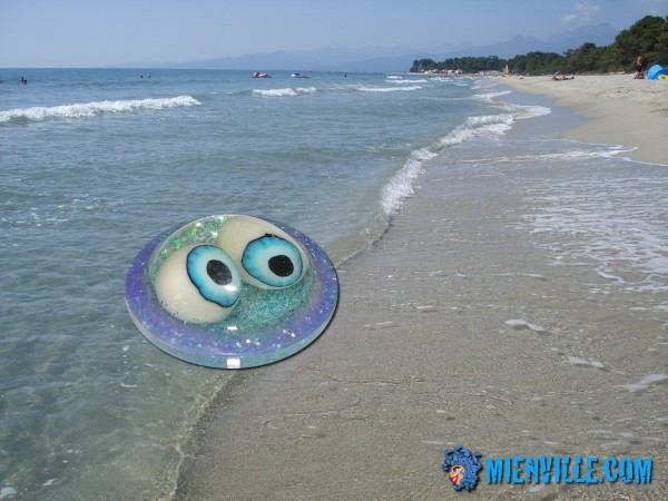 dérivation de la méduse à gros yeux fluos et paillettes sur la plage de Ghisonaccia en Corse