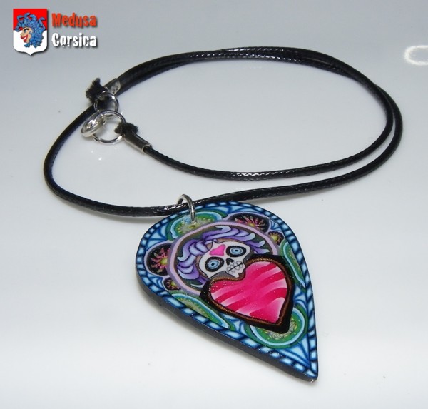 pendentif forme pétale coeur rayé et crâne chevelu