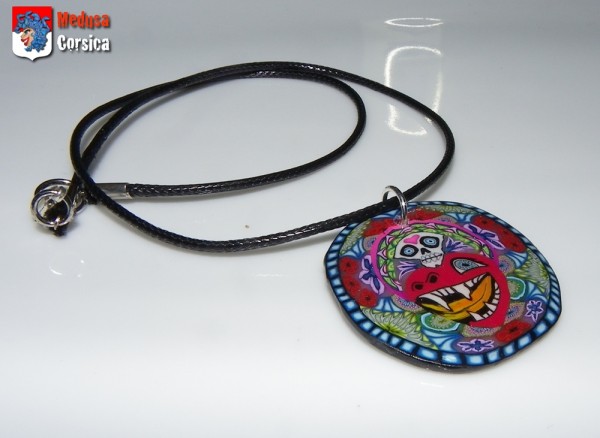 pendentif fimo resine motif de crâne en combinaison multicanes