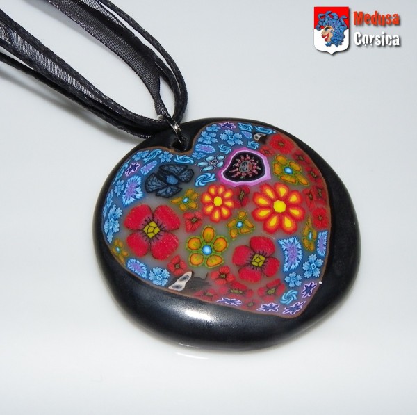 Pendentif médaille bombée coeur millefiori sur fond noir