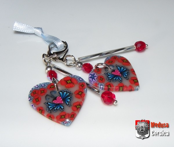 Boucles d'oreilles en millefiori papillon et fleurs forme coeur.