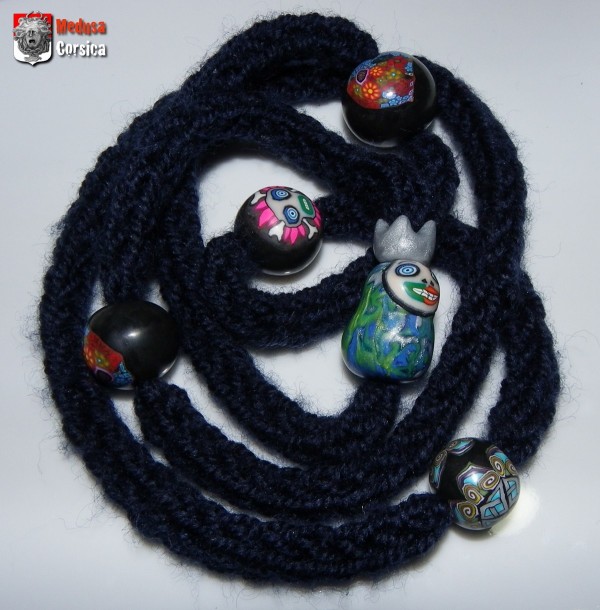 tricotin bleu marine et perles polymerclay