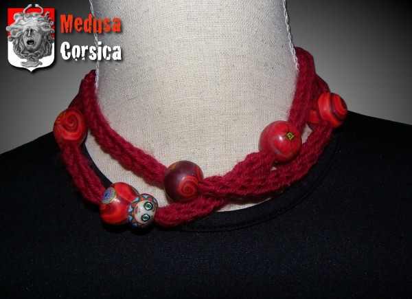 collier tricotin version rouge avec poupée et perles rouges 