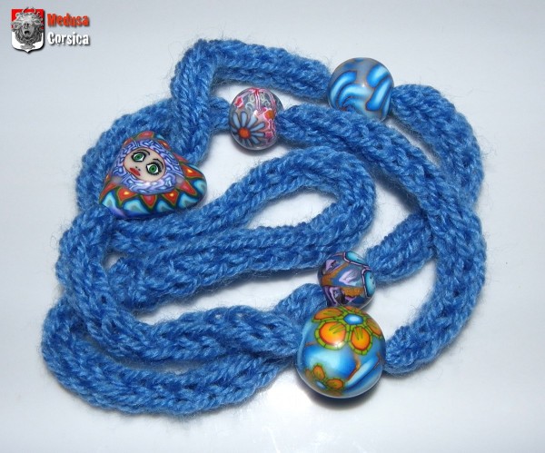 Collier tricotin ambiance bleue avec coeur à visage