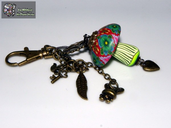 grigri bronze à champignon , motif millefiori six fleurs