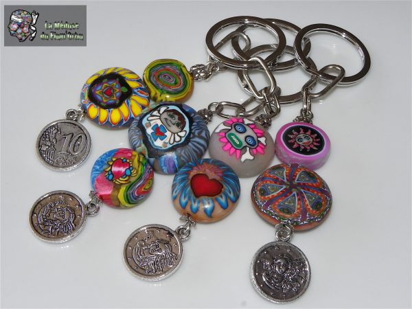 Porte clefs lisses en semi reliefs de perles aplaties